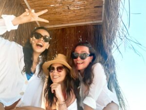 Duygu Karaca Instagram - Gezginci ruhumuz bir gün biterse,
korkmadan deriz, gururluyuz....
⛱
@selennozgurr 
@ilaydaildir