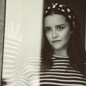 Duygu Karaca Instagram - Yaşadığın, gördüklerin dışında
Mutluluğu kuytularda bulunca
Birde şöyle etrafına bakınca

Yaşlı gözlerle bana gelip sakın üzülme yavrum
Böyle büyür insanlar; ağlamak çare değil
Zaman değirmenini durdurmak kolay değil.

Ama babacığım...

📷@theframesamiaksu ♡