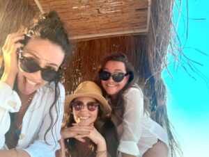 Duygu Karaca Instagram - Gezginci ruhumuz bir gün biterse,
korkmadan deriz, gururluyuz....
⛱
@selennozgurr 
@ilaydaildir