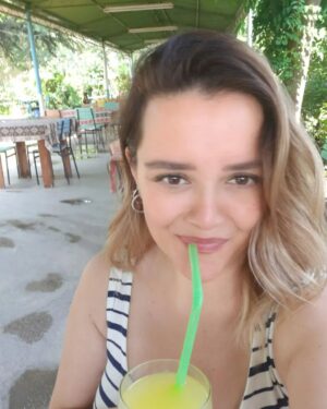 Duygu Karaca Instagram - Yaz gelsin artık... 🍋🍹🛵⛱