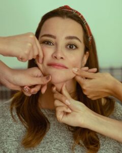 Duygu Karaca Instagram - Çok tatlısın, Çok tatlısın... Oldu olacak bir de yanağımı uzatayım  sık istersen... Yanak sıkmaya da uyuz olabilirim ama yine de ona tamam diyelim hadi. En fenası ne biliyor musunuz ? Kol sıkmak ve bacak sıkmak... Bildiniz mi o hareketi ? Kadın tombullarda bacak ya da kol sıkılır, erkek tombulların göbeği sıkılır veya göbeğine şaplak atilir... Aynı anda aynı senkronizasyonla da 
