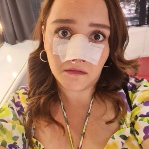 Duygu Karaca Instagram - A'dan Z'ye derlerya. İşte öyle muhteşem bir ekipti Yaz Şarkısı. Gercek bir ekip ruhu vardı,herkes işini saygıyla,severek ve şevkle yaptı.
Tüm bu işinin ehli ve güzel insanları bir araya getirmekteki becerisi için ve her saniye güleryüzle bizi karşıladıkları için proje koordinatörümüz sevgili Pervin Durmaz'a ve Yapımcımız Efe Irvül'e teşekkür etmek isterim. Yapımımız Pastel Yapım'a her saniyeyi bize konforla yaşattıkları için kocaman teşekkürler.Bu muhteşem ekibe liderlik etmek ve herşeyi dengede tutmak aslında hiç kolay değildi ama o bunu o kadar fevkalade yaptı ki.Çünkü kendisi mükemmel biridir.Hayatımda gördüğüm en naif en insan gibi insan olan yönetmen,seninle çalışmak büyük şanstı hocam. Doğa Can Anafarta.Eylem Oğuz için ne söylesem yetersizdir. Iyi ki'lerimin tam ortasında duruyor.Otorite ve samimiyet nasıl dengelenir kitabını yazan,oyuncular icin ve ekip icin buyuk bir şanstır Eylem hocayla calışmak.
Tümer Sirkecioğlu, daha çook çalışmayı dilediğim super adam Tümer ve ekibi canım çocuklar Ömer,Umut,Tugay,Onur,Aykut,Füsun,Burak,Hilal.Muhteşem göz,hepimizin abisi sevgili görüntü Yonetmenimiz Ilkay Işık, canım Emre,Veli,Düzgün ve 2. Gorüntü yönetmenimiz harika adam Kadir inci.Sevgili Ahmet Özbey bize harika ekibiyle birlikte güzel ışıklar yaptı.Sevgili Mehmet ve ekibiyle sizlere sesimizi güzelce duyurabildik.
Hamza,Alican.Özübir Cici ve ekibi yaptığı sanatla hep kendimizi gerçek evimizde hissederek oynamamızı sağladı.Superlerdi.Saç Makyaj Kostüm 3lüsü bir oyuncu için gerçekten ciddi önem taşır.İşbirliklerimiz ve sizin yeteneklerinizle rolume hep daha iyi hazırlandım. Başta Irem,Erdogan ve Semanur olamak uzere tüm ekiplerine, canım Merve,Ümit,Mert,Yasemin ve Ecem...ellerinize sağlık arkadaşlarım.Set amirimiz Yasin ve atom karınca ekip Orhan,Doguş.İşini mukemmel yapan Adem abimiz ve Salih. Ellerinize sağlikFadime karakterini o kadar severek oynadim ki. Ve senaryoyu hep seyirci heyecaniyla okudum. Harika cumlelerin ve yaşayan karakterlerin icin kalemine saglik sevgili Ramazan Demirli.
DEVAMI YORUMDA ⬇️
@pastelfilmtv
@efeirvul 
@pervindurmazz 
@dogacananafarta 
@eylemoguzzz 
@damdakicocuk
@tumersirkecioglu
@ilkayisik 
@foxturkiye