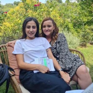 Duygu Karaca Instagram - A'dan Z'ye derlerya. İşte öyle muhteşem bir ekipti Yaz Şarkısı. Gercek bir ekip ruhu vardı,herkes işini saygıyla,severek ve şevkle yaptı.
Tüm bu işinin ehli ve güzel insanları bir araya getirmekteki becerisi için ve her saniye güleryüzle bizi karşıladıkları için proje koordinatörümüz sevgili Pervin Durmaz'a ve Yapımcımız Efe Irvül'e teşekkür etmek isterim. Yapımımız Pastel Yapım'a her saniyeyi bize konforla yaşattıkları için kocaman teşekkürler.Bu muhteşem ekibe liderlik etmek ve herşeyi dengede tutmak aslında hiç kolay değildi ama o bunu o kadar fevkalade yaptı ki.Çünkü kendisi mükemmel biridir.Hayatımda gördüğüm en naif en insan gibi insan olan yönetmen,seninle çalışmak büyük şanstı hocam. Doğa Can Anafarta.Eylem Oğuz için ne söylesem yetersizdir. Iyi ki'lerimin tam ortasında duruyor.Otorite ve samimiyet nasıl dengelenir kitabını yazan,oyuncular icin ve ekip icin buyuk bir şanstır Eylem hocayla calışmak.
Tümer Sirkecioğlu, daha çook çalışmayı dilediğim super adam Tümer ve ekibi canım çocuklar Ömer,Umut,Tugay,Onur,Aykut,Füsun,Burak,Hilal.Muhteşem göz,hepimizin abisi sevgili görüntü Yonetmenimiz Ilkay Işık, canım Emre,Veli,Düzgün ve 2. Gorüntü yönetmenimiz harika adam Kadir inci.Sevgili Ahmet Özbey bize harika ekibiyle birlikte güzel ışıklar yaptı.Sevgili Mehmet ve ekibiyle sizlere sesimizi güzelce duyurabildik.
Hamza,Alican.Özübir Cici ve ekibi yaptığı sanatla hep kendimizi gerçek evimizde hissederek oynamamızı sağladı.Superlerdi.Saç Makyaj Kostüm 3lüsü bir oyuncu için gerçekten ciddi önem taşır.İşbirliklerimiz ve sizin yeteneklerinizle rolume hep daha iyi hazırlandım. Başta Irem,Erdogan ve Semanur olamak uzere tüm ekiplerine, canım Merve,Ümit,Mert,Yasemin ve Ecem...ellerinize sağlık arkadaşlarım.Set amirimiz Yasin ve atom karınca ekip Orhan,Doguş.İşini mukemmel yapan Adem abimiz ve Salih. Ellerinize sağlikFadime karakterini o kadar severek oynadim ki. Ve senaryoyu hep seyirci heyecaniyla okudum. Harika cumlelerin ve yaşayan karakterlerin icin kalemine saglik sevgili Ramazan Demirli.
DEVAMI YORUMDA ⬇️
@pastelfilmtv
@efeirvul 
@pervindurmazz 
@dogacananafarta 
@eylemoguzzz 
@damdakicocuk
@tumersirkecioglu
@ilkayisik 
@foxturkiye