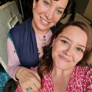 Duygu Karaca Instagram - A'dan Z'ye derlerya. İşte öyle muhteşem bir ekipti Yaz Şarkısı. Gercek bir ekip ruhu vardı,herkes işini saygıyla,severek ve şevkle yaptı.
Tüm bu işinin ehli ve güzel insanları bir araya getirmekteki becerisi için ve her saniye güleryüzle bizi karşıladıkları için proje koordinatörümüz sevgili Pervin Durmaz'a ve Yapımcımız Efe Irvül'e teşekkür etmek isterim. Yapımımız Pastel Yapım'a her saniyeyi bize konforla yaşattıkları için kocaman teşekkürler.Bu muhteşem ekibe liderlik etmek ve herşeyi dengede tutmak aslında hiç kolay değildi ama o bunu o kadar fevkalade yaptı ki.Çünkü kendisi mükemmel biridir.Hayatımda gördüğüm en naif en insan gibi insan olan yönetmen,seninle çalışmak büyük şanstı hocam. Doğa Can Anafarta.Eylem Oğuz için ne söylesem yetersizdir. Iyi ki'lerimin tam ortasında duruyor.Otorite ve samimiyet nasıl dengelenir kitabını yazan,oyuncular icin ve ekip icin buyuk bir şanstır Eylem hocayla calışmak.
Tümer Sirkecioğlu, daha çook çalışmayı dilediğim super adam Tümer ve ekibi canım çocuklar Ömer,Umut,Tugay,Onur,Aykut,Füsun,Burak,Hilal.Muhteşem göz,hepimizin abisi sevgili görüntü Yonetmenimiz Ilkay Işık, canım Emre,Veli,Düzgün ve 2. Gorüntü yönetmenimiz harika adam Kadir inci.Sevgili Ahmet Özbey bize harika ekibiyle birlikte güzel ışıklar yaptı.Sevgili Mehmet ve ekibiyle sizlere sesimizi güzelce duyurabildik.
Hamza,Alican.Özübir Cici ve ekibi yaptığı sanatla hep kendimizi gerçek evimizde hissederek oynamamızı sağladı.Superlerdi.Saç Makyaj Kostüm 3lüsü bir oyuncu için gerçekten ciddi önem taşır.İşbirliklerimiz ve sizin yeteneklerinizle rolume hep daha iyi hazırlandım. Başta Irem,Erdogan ve Semanur olamak uzere tüm ekiplerine, canım Merve,Ümit,Mert,Yasemin ve Ecem...ellerinize sağlık arkadaşlarım.Set amirimiz Yasin ve atom karınca ekip Orhan,Doguş.İşini mukemmel yapan Adem abimiz ve Salih. Ellerinize sağlikFadime karakterini o kadar severek oynadim ki. Ve senaryoyu hep seyirci heyecaniyla okudum. Harika cumlelerin ve yaşayan karakterlerin icin kalemine saglik sevgili Ramazan Demirli.
DEVAMI YORUMDA ⬇️
@pastelfilmtv
@efeirvul 
@pervindurmazz 
@dogacananafarta 
@eylemoguzzz 
@damdakicocuk
@tumersirkecioglu
@ilkayisik 
@foxturkiye