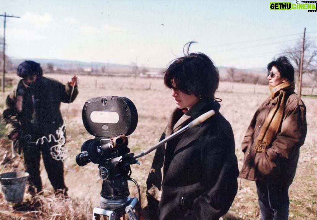 Ebru Ceylan Instagram - Sevgili Sadık, Sinema yolculuğumuzun ilk şahitlerinden. İlk yol arkadaşımız. Hatıran solmasın, ebedi yaşasın, kulaklarımızda o şen kahkahan hep yankılansın🙏🖤@zeusona #sadıkincesu #tbt 1998, #Kıyıdafilmkameraarkası #arriflex2c