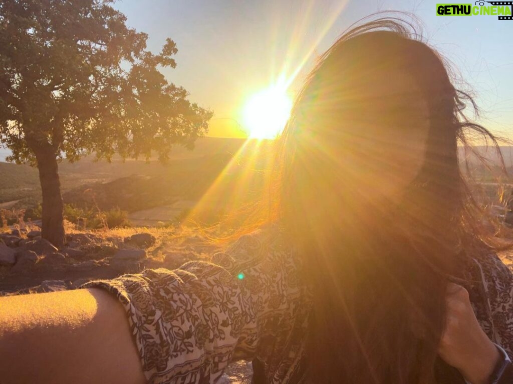 Ebru Ceylan Instagram - "Günlerden bir gün, bir başka dünyanın güneşi doğarken, sana bir şarkı söyleyeceğim, "seni daha önce, yeryüzünün ışığında, insani bir aşkın içinde görmüştüm." diye." ✨ R. TAGORE