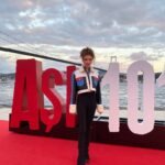 Ece Yüksel Instagram - Aşk 101 2. sezon şimdi Netflix’te! Dün gece de çok keyifliydi. Teşekkürler @netflixturkiye Bir parçası olmaktan gurur ve mutluluk duyduğum bir iş oldu ❤️ Love 101 Season 2 is on Netflix now! Ve diğer teşekkürler de; Styling @arslanerseyma Ceket @outkastpeople Top @houseofantidote Takılar @epicene Saç @talatkivrak Makyaj @barisyilmmaz