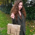 Ece Yüksel Instagram - I love autumn 🍂 And i love my bag @montecristoderi thank you 🧡