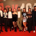 Ece Yüksel Instagram - Aşk 101 2. sezon şimdi Netflix’te! Dün gece de çok keyifliydi. Teşekkürler @netflixturkiye Bir parçası olmaktan gurur ve mutluluk duyduğum bir iş oldu ❤️ Love 101 Season 2 is on Netflix now! Ve diğer teşekkürler de; Styling @arslanerseyma Ceket @outkastpeople Top @houseofantidote Takılar @epicene Saç @talatkivrak Makyaj @barisyilmmaz