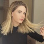 Eda Ece Instagram - Aşırı ısı hasarına neden olmadan saçlarımı kurutmamı sağlayan Dyson Supersonic, düzleştirirken veya şekillendirirken saçın parlaklığını koruyarak bana harika sonuçlar sunan Dyson Corrale her zaman benimle. #dysonhair @dysonhair 💜