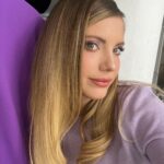 Eda Ece Instagram - Buaralar mor görünce ben! 👀 @moonmilkcomtr 💜