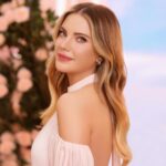 Eda Ece Instagram - Yıllar içerisinde ikonikleşen ve birçoğumuzun vazgeçilmez kokusu haline gelen Comme une Evidence serimizde parfümümüzün değişen yeni tasarım şişesinin yanında başka şeyler de değişti✨ Seriye yenilerek dahil olan vücut sütü ve duş jeli sayesinde Evidence'ın zarif, uyumlu, ve zamansız kokusunu her anınızda hissedeceksiniz🩷 #yvesrocher #edaece #evidence #commeuneevidence #yvesrocherturkiye #izikokusunda #işbirliği 🩷 @yvesrocherturkiye 💕🌸🩷