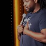 Eddy King Instagram - Les évacuations en Ukraine🇺🇦😒😒…#Ukraine #war #russia #guerre #humour #standupfrance #standupcomedy #migrants #immigrants #banambokacomedy #eddyking #mokonzi