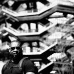 Eddy King Instagram - J’aime beaucoup cette photo parce j’ai l’aire hyper costaud vu qu’on voit pas mon gros bide!!😅😅😅😅 📸: @unokrystal 😍😍 . . . . . . . . #blackexcellenceqc #blackandwhite #blackandwhitephotography #eddyking #mokonzi #newyork #humour #humoriste #standupcomedy #djing #turntabliste New York