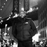 Eddy King Instagram - La plus part des gens vont au chalet pour se ressourcer au milieu de la nature et l’aire pure. Moi, je vais à New York! Le bruit des klaxons, des sirènes, la vapeur suspecte qui s’échappe des égouts, tout ça me donne de l’énergie! Hier, dans le métro, une sans abris a baissé son froc et s’est mise à pisser sur le quai à quelques mètres de nous et quand j’ai vu ça, je me suis promis que c’est avec cette même audace que je vais affronter cette nouvelle l’année!!! 2019 je marque mon territoire et je pisse sur tout ce que je désire!! 🙏🏾🙏🏾🙏🏾🙏🏾. . . . . . . . 📷: @ashley_ds25 #NewYork #Brooklyn #BrooklynBridge #manhattanbridge #williamsburg #flatbush #Comedy #standupcomedy Brooklyn, New York