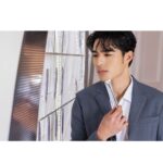 Edward Chen Instagram - 身為迪奧能量大使的新年新希望，就是繼續一起用力的開懷大笑吧！ 臉上紋路不害怕就交給 @diorbeauty 來守護 #DiorCaptureTotale #DiorHyalushot @dior #迪奧逆時能量超級抗皺筆