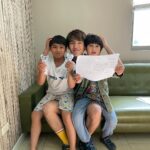 Edward Chen Instagram - 他們還沒學會寫字，但是他們最後用寫字來表達愛。 - 1.「打勾勾不許騙」這是我為了讓他們答應我長大之後還會記得我的無賴承諾語！ 2.我很愛偷偷搔癢他們，因為他們都會吃對方的醋或者有時候吵架氣噗噗，但最終因為搔癢總是會和好！ 3.他說他很愛抖音神曲！每天要我唱給他聽，我也因此學會一堆洗腦神曲，收工他們回家睡覺了我還在路上一路哼到家裡 4.嗯…釋小願很愛我的鬍渣，原本戲裡都是刮乾淨的，但為了讓他撓癢癢我會偷偷等到開工了才刮！ 5.又是蟲，到哪都有蟲，沒關係，我跟他們說這些蟲都是訓練他們變成功夫王者的挑戰，所以他們不會讓任何蟲靠近我！為了不是保護我而是為了證明他們是功夫王者！ 6.純粹展現….小孩子無限的電量…..辛苦了昊森….. - 好了，這是今天的小子回憶錄：） @kidsmovie0208 #小子