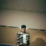 Edward Chen Instagram - 謝謝 @gqchina ，一個好棒的夜晚，也是一個多重身份的夜晚，知道要演出的時候心裡想了要唱什麼想了很久，一方面真的好希望能唱自己的歌在那樣大的舞台，一方面害怕那麼久沒在台上唱歌會不會太多不可控，最後的決定我選擇了最不擅長跟最難的那條路「自彈自唱」 - 我會記得前一晚我的心跳快到我睡不著，我會記得我為了這首歌不停反覆的練習的過程，我會記得我從彩排到上台所有享受的時刻，我會記得那種要吸飽一口氣好難的感覺，會記得台下每一張臉孔，會記得汗水滴進眼睛時我卻只能專心聽著自己的聲音告訴自己別管！繼續唱！會記得當我很緊張到發冷的時候團隊跟樂手老師們不停的在我旁邊要我放輕鬆為我加油！ - 平時我把感覺都記錄在記事本裡，這次我把所有感受用文章發出來，是因為希望在某年某日回顧的時候，你和我會記得因為這些感受如此強烈所以我會努力繼續唱著，努力愛著每個你們！