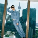 Edward Chen Instagram - 謝謝 @gqchina ，一個好棒的夜晚，也是一個多重身份的夜晚，知道要演出的時候心裡想了要唱什麼想了很久，一方面真的好希望能唱自己的歌在那樣大的舞台，一方面害怕那麼久沒在台上唱歌會不會太多不可控，最後的決定我選擇了最不擅長跟最難的那條路「自彈自唱」 - 我會記得前一晚我的心跳快到我睡不著，我會記得我為了這首歌不停反覆的練習的過程，我會記得我從彩排到上台所有享受的時刻，我會記得那種要吸飽一口氣好難的感覺，會記得台下每一張臉孔，會記得汗水滴進眼睛時我卻只能專心聽著自己的聲音告訴自己別管！繼續唱！會記得當我很緊張到發冷的時候團隊跟樂手老師們不停的在我旁邊要我放輕鬆為我加油！ - 平時我把感覺都記錄在記事本裡，這次我把所有感受用文章發出來，是因為希望在某年某日回顧的時候，你和我會記得因為這些感受如此強烈所以我會努力繼續唱著，努力愛著每個你們！
