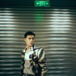 Edward Chen Instagram - 謝謝 @gqchina ，一個好棒的夜晚，也是一個多重身份的夜晚，知道要演出的時候心裡想了要唱什麼想了很久，一方面真的好希望能唱自己的歌在那樣大的舞台，一方面害怕那麼久沒在台上唱歌會不會太多不可控，最後的決定我選擇了最不擅長跟最難的那條路「自彈自唱」 - 我會記得前一晚我的心跳快到我睡不著，我會記得我為了這首歌不停反覆的練習的過程，我會記得我從彩排到上台所有享受的時刻，我會記得那種要吸飽一口氣好難的感覺，會記得台下每一張臉孔，會記得汗水滴進眼睛時我卻只能專心聽著自己的聲音告訴自己別管！繼續唱！會記得當我很緊張到發冷的時候團隊跟樂手老師們不停的在我旁邊要我放輕鬆為我加油！ - 平時我把感覺都記錄在記事本裡，這次我把所有感受用文章發出來，是因為希望在某年某日回顧的時候，你和我會記得因為這些感受如此強烈所以我會努力繼續唱著，努力愛著每個你們！