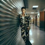 Edward Chen Instagram - 謝謝 @gqchina ，一個好棒的夜晚，也是一個多重身份的夜晚，知道要演出的時候心裡想了要唱什麼想了很久，一方面真的好希望能唱自己的歌在那樣大的舞台，一方面害怕那麼久沒在台上唱歌會不會太多不可控，最後的決定我選擇了最不擅長跟最難的那條路「自彈自唱」 - 我會記得前一晚我的心跳快到我睡不著，我會記得我為了這首歌不停反覆的練習的過程，我會記得我從彩排到上台所有享受的時刻，我會記得那種要吸飽一口氣好難的感覺，會記得台下每一張臉孔，會記得汗水滴進眼睛時我卻只能專心聽著自己的聲音告訴自己別管！繼續唱！會記得當我很緊張到發冷的時候團隊跟樂手老師們不停的在我旁邊要我放輕鬆為我加油！ - 平時我把感覺都記錄在記事本裡，這次我把所有感受用文章發出來，是因為希望在某年某日回顧的時候，你和我會記得因為這些感受如此強烈所以我會努力繼續唱著，努力愛著每個你們！