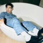 Edward Chen Instagram - 謝謝 @gqchina ，一個好棒的夜晚，也是一個多重身份的夜晚，知道要演出的時候心裡想了要唱什麼想了很久，一方面真的好希望能唱自己的歌在那樣大的舞台，一方面害怕那麼久沒在台上唱歌會不會太多不可控，最後的決定我選擇了最不擅長跟最難的那條路「自彈自唱」 - 我會記得前一晚我的心跳快到我睡不著，我會記得我為了這首歌不停反覆的練習的過程，我會記得我從彩排到上台所有享受的時刻，我會記得那種要吸飽一口氣好難的感覺，會記得台下每一張臉孔，會記得汗水滴進眼睛時我卻只能專心聽著自己的聲音告訴自己別管！繼續唱！會記得當我很緊張到發冷的時候團隊跟樂手老師們不停的在我旁邊要我放輕鬆為我加油！ - 平時我把感覺都記錄在記事本裡，這次我把所有感受用文章發出來，是因為希望在某年某日回顧的時候，你和我會記得因為這些感受如此強烈所以我會努力繼續唱著，努力愛著每個你們！