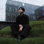 Edward Chen Instagram - 最近秋天來了，經常下雨，不過即便陰雨天，身著ZEGNA Oasi Cashmere帶來的溫暖感覺，配上Triple Stitch奢華休閒鞋的舒適感，都能夠保證city walk滿分好森情！順便推薦大家去新開幕的臺中大遠百店逛逛，也許可以發現驚喜 #OASICASHMERE #ZEGNAFW23 @zegnaofficial