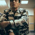 Edward Chen Instagram - 謝謝 @gqchina ，一個好棒的夜晚，也是一個多重身份的夜晚，知道要演出的時候心裡想了要唱什麼想了很久，一方面真的好希望能唱自己的歌在那樣大的舞台，一方面害怕那麼久沒在台上唱歌會不會太多不可控，最後的決定我選擇了最不擅長跟最難的那條路「自彈自唱」 - 我會記得前一晚我的心跳快到我睡不著，我會記得我為了這首歌不停反覆的練習的過程，我會記得我從彩排到上台所有享受的時刻，我會記得那種要吸飽一口氣好難的感覺，會記得台下每一張臉孔，會記得汗水滴進眼睛時我卻只能專心聽著自己的聲音告訴自己別管！繼續唱！會記得當我很緊張到發冷的時候團隊跟樂手老師們不停的在我旁邊要我放輕鬆為我加油！ - 平時我把感覺都記錄在記事本裡，這次我把所有感受用文章發出來，是因為希望在某年某日回顧的時候，你和我會記得因為這些感受如此強烈所以我會努力繼續唱著，努力愛著每個你們！