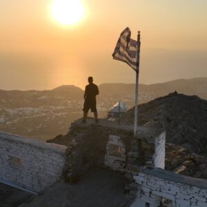 Eftyhis Bletsas Instagram - Αυτό κι αν άξιζε τον κόπο! Ξύπνημα 5πμ. Ξεκίνημα πεζοπορίας 5:25. Άφιξη στο ψηλότερο σημείο της Σίφνου 6:30 και έτσι προλάβαμε την ανατολή του ηλίου από το πιο επικό σημείο του νησιού, τον προφήτη Ηλία τον Αψηλό με το εντυπωσιακό μοναστήρι του 12ου αιώνα στα 682μ υψόμετρο.

#HappyTraveller
#sifnos