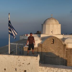Eftyhis Bletsas Instagram - Αυτό κι αν άξιζε τον κόπο! Ξύπνημα 5πμ. Ξεκίνημα πεζοπορίας 5:25. Άφιξη στο ψηλότερο σημείο της Σίφνου 6:30 και έτσι προλάβαμε την ανατολή του ηλίου από το πιο επικό σημείο του νησιού, τον προφήτη Ηλία τον Αψηλό με το εντυπωσιακό μοναστήρι του 12ου αιώνα στα 682μ υψόμετρο.

#HappyTraveller
#sifnos