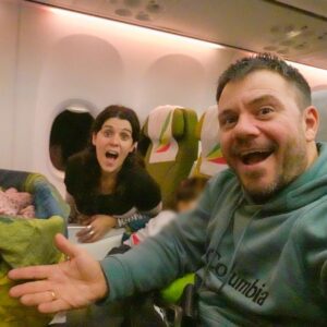 Eftyhis Bletsas Instagram - Τις κοιμήσαμε! Party time! Η τετράδα πετάει και πάει σε νέα #happytraveller χώρα σε ταξιδι με @cosmoramatravel.

Στα stories έχουμε #guesswhere κουιζ. Για να δουμε... θα βρείτε τον προορισμό μας;

Hint: Αν καταλάβετε ποια ειναι η αεροπορική εταιρία έχετε σχεδον σίγουρα βρει την Ήπειρο. 

Καλή εβδομάδα!