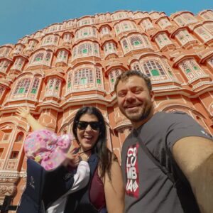 Eftyhis Bletsas Instagram - Αυτό το Σάββατο ξεκινάμε το roadtrip για να εξερευνήσουμε το λεγόμενο "Χρυσό Τρίγωνο" της Ινδίας. Πρώτος σταθμός η εντυπωσιακή Τζαιπούρ, γνωστή και ως ροζ πόλη χαρη στο χαρακτηριστικό χρώμα των κτιρίων της.

Αυτό πίσω μας είναι το "παλάτι του αέρα", με τα 953 παράθυρα! 

Happy Traveller στην Ινδία μερος 2!
Αυτό το Σάββατο στις 17:45 στον ΣΚΑΙ.

Το @cosmoramatravel εχει μια τζετ οργανωμένη εκδρομή Ινδια για τις γιορτές.