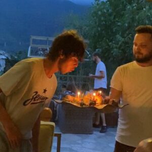 Egor Druzhinin Instagram - Тихон обожает баню. Нике пришла в голову идея отметить д.р. Тихона походом в баню со странным названием British баня в Красной поляне. Цены в этой баньке немаленькие, но оно того стоит. Я разбираюсь в паре и уверяю вас @britishbanya это праздник, это радость, это блаженство близкое к счастью, это покой и красота. И я рад, что нам удалось сделать этот день для Тихона @cake34566 абсолютно незабываемым.