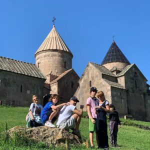 Egor Druzhinin Instagram - Армения 🇦🇲 это в первую очередь люди - такие же сказочные, как и природа. Спасибо @eprikol за то, что пригласила нас, @arsengrigoryan за то, что заботился о нас. Спасибо @dilijanitun за гостеприимство и всем, кого мы повстречали на нашем таком коротком, но таком радостном пути:-)))