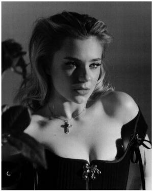 Ekaterina Adushkina Instagram - 20 - new era of me💔🌹

Ph: @dimaermuzevich 
Style: @tomazinka 
Make up: @gross.style_patriki 
Prod: @didenokteam