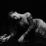 Ekaterina Adushkina Instagram - «Ты не певица! Остановись» Новая волна подобных сообщений посыпалась на меня после выхода моего трека «Поиск в темноте» И знаете, что я скажу? Да, я не певица! Вы абсолютно правы! Да, я не всегда попадаю в ноты, не знаю музыкальную грамотность, не играю на музыкальных инструментах, да и в целом, если посмотреть правде в глаза, у меня нет каких-то вокальных талантов! Но знаете, что людей по настоящему триггерит и почему они пишут мне такие комменты? Именно потому что при том факте, что Я НЕ ПЕВИЦА, меня все равно любят, мою музыку все равно слушают и на мои концерты все равно приходят! Ведь дело не в вокале, а во мне! Я не ставлю себя ни в какие рамки, именно поэтому я могу быть кем угодно. Ведь я просто Катя Адушкина и меня любят именно за это. Меня любят за личность, честность и искренность! И я убеждена, что даю людям намного больше, чем музыку. Я делаю все честно, вкладывая себя. Я дарю людям вдохновение и заряжаю энергией. А они меня в ответ! За что я невероятно благодарна! Спасибо, что смотрите, слушаете и приходите! Ссылка на «Поиск в темноте» в био🙏🏻⬆️