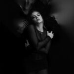 Ekaterina Adushkina Instagram - «Ты не певица! Остановись» Новая волна подобных сообщений посыпалась на меня после выхода моего трека «Поиск в темноте» И знаете, что я скажу? Да, я не певица! Вы абсолютно правы! Да, я не всегда попадаю в ноты, не знаю музыкальную грамотность, не играю на музыкальных инструментах, да и в целом, если посмотреть правде в глаза, у меня нет каких-то вокальных талантов! Но знаете, что людей по настоящему триггерит и почему они пишут мне такие комменты? Именно потому что при том факте, что Я НЕ ПЕВИЦА, меня все равно любят, мою музыку все равно слушают и на мои концерты все равно приходят! Ведь дело не в вокале, а во мне! Я не ставлю себя ни в какие рамки, именно поэтому я могу быть кем угодно. Ведь я просто Катя Адушкина и меня любят именно за это. Меня любят за личность, честность и искренность! И я убеждена, что даю людям намного больше, чем музыку. Я делаю все честно, вкладывая себя. Я дарю людям вдохновение и заряжаю энергией. А они меня в ответ! За что я невероятно благодарна! Спасибо, что смотрите, слушаете и приходите! Ссылка на «Поиск в темноте» в био🙏🏻⬆️