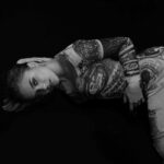 Ekaterina Adushkina Instagram - «Ты не певица! Остановись» Новая волна подобных сообщений посыпалась на меня после выхода моего трека «Поиск в темноте» И знаете, что я скажу? Да, я не певица! Вы абсолютно правы! Да, я не всегда попадаю в ноты, не знаю музыкальную грамотность, не играю на музыкальных инструментах, да и в целом, если посмотреть правде в глаза, у меня нет каких-то вокальных талантов! Но знаете, что людей по настоящему триггерит и почему они пишут мне такие комменты? Именно потому что при том факте, что Я НЕ ПЕВИЦА, меня все равно любят, мою музыку все равно слушают и на мои концерты все равно приходят! Ведь дело не в вокале, а во мне! Я не ставлю себя ни в какие рамки, именно поэтому я могу быть кем угодно. Ведь я просто Катя Адушкина и меня любят именно за это. Меня любят за личность, честность и искренность! И я убеждена, что даю людям намного больше, чем музыку. Я делаю все честно, вкладывая себя. Я дарю людям вдохновение и заряжаю энергией. А они меня в ответ! За что я невероятно благодарна! Спасибо, что смотрите, слушаете и приходите! Ссылка на «Поиск в темноте» в био🙏🏻⬆️