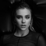 Ekaterina Adushkina Instagram - «Ты не певица! Остановись» Новая волна подобных сообщений посыпалась на меня после выхода моего трека «Поиск в темноте» И знаете, что я скажу? Да, я не певица! Вы абсолютно правы! Да, я не всегда попадаю в ноты, не знаю музыкальную грамотность, не играю на музыкальных инструментах, да и в целом, если посмотреть правде в глаза, у меня нет каких-то вокальных талантов! Но знаете, что людей по настоящему триггерит и почему они пишут мне такие комменты? Именно потому что при том факте, что Я НЕ ПЕВИЦА, меня все равно любят, мою музыку все равно слушают и на мои концерты все равно приходят! Ведь дело не в вокале, а во мне! Я не ставлю себя ни в какие рамки, именно поэтому я могу быть кем угодно. Ведь я просто Катя Адушкина и меня любят именно за это. Меня любят за личность, честность и искренность! И я убеждена, что даю людям намного больше, чем музыку. Я делаю все честно, вкладывая себя. Я дарю людям вдохновение и заряжаю энергией. А они меня в ответ! За что я невероятно благодарна! Спасибо, что смотрите, слушаете и приходите! Ссылка на «Поиск в темноте» в био🙏🏻⬆️