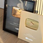 Ekaterina Adushkina Instagram - Последние 2 дня, когда вы можете купить мой первый в жизни веб о YouTube!❤️🤭 (да-да, я начинаю потихоньку передавать свой блогерский опыт вам, и невероятно радуюсь этому) На нем я поведала о том, как начать развивать и монетизировать YouTube в 2023 году! Стоит ли? И почему - ДА! С чего начать, что снимать, как с помощью одних лишь обложек и названий повышать клики и охваты роликов. А так же в целом развеяла некоторые страхи и дала волшебный пинок тем, кому он был так нужен! И столько обратной связи от вас я давно не получала! Море отметок и все с инсайтами! Ребята даже объединились и создали общий чатик, чтобы расти вместе! Кому подойдет веб?🔻 🔸Тем, кто давно мечтал зайти на площадку Ютьюб, но не знал, как 🔸Тем, кто уже имеет канал, но хочет бОльшего 🔸Инстаблогерам, экспертам и предпринимателям, которые хотят повысить медийку и прокачать личный бренд 🔸Людям, которые в целом еще не определились, чего хотят и выбирают нишу 🔸Тем, кто хочет продюсировать чужие каналы и зарабатывать на этом Поэтому, любители залетать в последний вагон, поторопитесь! Ссылка в био!⬆️🆙 (время до конца недели)