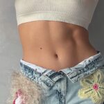 Ekaterina Adushkina Instagram - POV: утро с любовью к себе💖✨ Продукты, которыми я красилась в этом видео: BB cream Erborian Консилер DIOR Пудра MAC Контуринг TOO FACED Румяна MAC Хайлайтер FENTY BEAUTY Гель для бровей VIVIENNE SABO Тушь GUCCI Карандаш VIVIENNE SABO 02 Помада PUPA 006