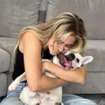 Ekaterina Adushkina Instagram - У меня больше нет собаки. Я так не хотела садиться писать это пост, потому что, как только я вижу эту фразу, слезы льются из глаз… На моё 18и летие мой (на тот момент) молодой человек подарил мне её - французского бульдога по имени Кира! Я, как человек, который всю жизнь жил с собаками, очень быстро привязалась и полюбила её со всеми сложностями и недостатками. Но пару месяцев назад при нашем расставание он принял решение забрать собаку. То единственное любимое и дорогое моему сердцу, что осталось. Я не успела её вовремя отстоять, и невероятно злюсь на себя за это в том числе. Злость, ненависть, несправедливость, агрессия, беспомощность - это то, что я испытывала на протяжении всего этого времени. Я чувствовала, что забрали моё, забрали какую-то мою частичку. Я плакала, кричала, злилась, не спала, а потом решила принять это. В один вечер я честно ответила себе на вопрос «Могу ли я на это повлиять?» - нет… Я взяла ответственность за это невинное существо, когда принимала его в подарок, но теперь решение не зависит от меня. И я просто решила отпустить ситуацию и перевернуть страницу. Никогда в жизни я не переворачивала страницу так болезненно и тяжело, но я сильная и я выстою! Ведь я знаю, что это очередной урок, который нужно просто пройти! 💔