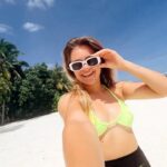 Ekaterina Adushkina Instagram - Я впервые в жизни отправилась на отдых ОДНА… А точнее у меня не было выбора, так как я просто отчаянно нуждалась в этом, но долгое время боялась признаться себе и людям вокруг. Потому что КТО ВООБЩЕ ОТДЫХАЕТ ОДИН? Но как только я села в самолёт, единственные мысли, которые не покидают мою голову с тех пор это слова благодарности мне самой за умение работать и выстраивать дисциплину и возможность в свои 18 вот так сесть на самолёт и в одиночку рвануть на Мальдивы, чтобы восстановить какой-то там ресурс)))😅 И знаете, что я успела понять за это время? Мне кайфово с самой собой, и я гордо могу заявить, что умею проводить время в одиночестве. Я нахожу в этом ресурс и наполняюсь. Я не испытываю страх и тревожность. Наоборот я в полнейшем спокойствии, релаксе и кайфе от того, что я ни от кого не завишу. Я делаю, что хочу. И у меня наконец-то есть время, чтобы узнать, чего же я хочу … В общем быть одному - это очень хороший навык, которому нужно реально учиться. Ведь только наедине с собой без лишнего шума ты можешь узнать и услышать себя настоящего. *Только вот фоткать некому… А вы умеете быть одни?🔽