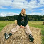 Ekaterina Adushkina Instagram - Ну вот и закончился один из самых ярких и сложнейших месяцев моей жизни - август… ⭐️Месяц, за который я запустила первый поток своего танцевального курса ТАНЦУЙ-КА, жизнь благодаря которому изменили около 2000 человек! ⭐️Месяц, в начале которого я успела дать свой сольный концерт на 1000 человек в Москве! С настоящими музыкантами, реальными эмоциями и непередаваемой атмосферой! ⭐️И месяц, который практически полностью я провела в Карелии на съёмках теле-проекта ВЫЗОВ на ТНТ! Это был мой первый опыт в подобного рода проектах. И ехала я туда практически без ожиданий, но я даже близко представить не могла то, что проект подарит и откроет мне. Он реально поменял меня! Открыл меня для меня же самой с совершено другой стороны! И уехала я оттуда совсем другим человеком… Месяц невероятных эмоциональных потрясений, испытаний, слез, радостей, проигрышей и побед! Такого я в своей жизни ещё не испытывала… Жаль, что всё, что со мной происходило, в строжайшем секрете, так что увидите всё сами 15го октября на ТНТ!✊🏻