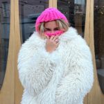 Ekaterina Adushkina Instagram - В том году на одной из сессий мой психолог попросила взять чистый лист бумаги, разделить его на две части. И с одной стороны написать о себе, как о «Кате - блогере», а на другой как о «Кате - человеке». Всё шло хорошо. Катя блогер - общительная, активная, интересная, подруга, всегда рядом. Но когда время дошло до Кати - человеке, я встала в ступор… Я просто не знала, что писать, я не знала, кто она… Какие у неё страхи, цели, мечты, стремления. О чем мечтает, а чего боится. Так интересно, что о своей блогерской части мне было написать очень легко! Там есть понятный образ, стремления и страхи. Но вот оказывается, только там… Это побочка того, что ты становишься блогером в 9 лет. Обратная сторона того, что твое становление проходит в интернете и на глазах миллионов людей. Я на столько привыкла быть в интернете, снимать видео, БЫТЬ БЛОГЕРОМ. Что за пределами этого не было меня, не было человека… Не то чтобы я себя потеряла, нет, меня просто не было… Таким образом я поняла, что совсем не знаю себя. И весь этот год я занималась активными поисками и познанием того, кто эта такая «Катя - человек». Я не говорю, что у меня получилось, но за это время я точно познакомилась с собой ближе, отлепила себя от блога (что было очень сложно) и стала намного более человечной! Ну а об этих поисках я и написала свой первый в жизни самостоятельный трек и текст к нему. Скоро, ждите… будет очень лично❤️‍🩹 В связи с этом вопрос - а вы нашли себя? На какой вы стадии? Будет интересно пообщаться с вами в комментах🔽