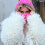 Ekaterina Adushkina Instagram - В том году на одной из сессий мой психолог попросила взять чистый лист бумаги, разделить его на две части. И с одной стороны написать о себе, как о «Кате - блогере», а на другой как о «Кате - человеке». Всё шло хорошо. Катя блогер - общительная, активная, интересная, подруга, всегда рядом. Но когда время дошло до Кати - человеке, я встала в ступор… Я просто не знала, что писать, я не знала, кто она… Какие у неё страхи, цели, мечты, стремления. О чем мечтает, а чего боится. Так интересно, что о своей блогерской части мне было написать очень легко! Там есть понятный образ, стремления и страхи. Но вот оказывается, только там… Это побочка того, что ты становишься блогером в 9 лет. Обратная сторона того, что твое становление проходит в интернете и на глазах миллионов людей. Я на столько привыкла быть в интернете, снимать видео, БЫТЬ БЛОГЕРОМ. Что за пределами этого не было меня, не было человека… Не то чтобы я себя потеряла, нет, меня просто не было… Таким образом я поняла, что совсем не знаю себя. И весь этот год я занималась активными поисками и познанием того, кто эта такая «Катя - человек». Я не говорю, что у меня получилось, но за это время я точно познакомилась с собой ближе, отлепила себя от блога (что было очень сложно) и стала намного более человечной! Ну а об этих поисках я и написала свой первый в жизни самостоятельный трек и текст к нему. Скоро, ждите… будет очень лично❤️‍🩹 В связи с этом вопрос - а вы нашли себя? На какой вы стадии? Будет интересно пообщаться с вами в комментах🔽