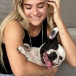 Ekaterina Adushkina Instagram - У меня больше нет собаки. Я так не хотела садиться писать это пост, потому что, как только я вижу эту фразу, слезы льются из глаз… На моё 18и летие мой (на тот момент) молодой человек подарил мне её - французского бульдога по имени Кира! Я, как человек, который всю жизнь жил с собаками, очень быстро привязалась и полюбила её со всеми сложностями и недостатками. Но пару месяцев назад при нашем расставание он принял решение забрать собаку. То единственное любимое и дорогое моему сердцу, что осталось. Я не успела её вовремя отстоять, и невероятно злюсь на себя за это в том числе. Злость, ненависть, несправедливость, агрессия, беспомощность - это то, что я испытывала на протяжении всего этого времени. Я чувствовала, что забрали моё, забрали какую-то мою частичку. Я плакала, кричала, злилась, не спала, а потом решила принять это. В один вечер я честно ответила себе на вопрос «Могу ли я на это повлиять?» - нет… Я взяла ответственность за это невинное существо, когда принимала его в подарок, но теперь решение не зависит от меня. И я просто решила отпустить ситуацию и перевернуть страницу. Никогда в жизни я не переворачивала страницу так болезненно и тяжело, но я сильная и я выстою! Ведь я знаю, что это очередной урок, который нужно просто пройти! 💔