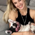 Ekaterina Adushkina Instagram - У меня больше нет собаки. Я так не хотела садиться писать это пост, потому что, как только я вижу эту фразу, слезы льются из глаз… На моё 18и летие мой (на тот момент) молодой человек подарил мне её - французского бульдога по имени Кира! Я, как человек, который всю жизнь жил с собаками, очень быстро привязалась и полюбила её со всеми сложностями и недостатками. Но пару месяцев назад при нашем расставание он принял решение забрать собаку. То единственное любимое и дорогое моему сердцу, что осталось. Я не успела её вовремя отстоять, и невероятно злюсь на себя за это в том числе. Злость, ненависть, несправедливость, агрессия, беспомощность - это то, что я испытывала на протяжении всего этого времени. Я чувствовала, что забрали моё, забрали какую-то мою частичку. Я плакала, кричала, злилась, не спала, а потом решила принять это. В один вечер я честно ответила себе на вопрос «Могу ли я на это повлиять?» - нет… Я взяла ответственность за это невинное существо, когда принимала его в подарок, но теперь решение не зависит от меня. И я просто решила отпустить ситуацию и перевернуть страницу. Никогда в жизни я не переворачивала страницу так болезненно и тяжело, но я сильная и я выстою! Ведь я знаю, что это очередной урок, который нужно просто пройти! 💔