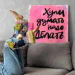 Ekaterina Adushkina Instagram - Я не умею принимать решения, и это портит мне жизнь❗️Мама говорит, что это потому что я - весы по знаку зодиака. А я думаю, что принятие решений - это мышца, которая у меня еще не накачена. Что помогает мне: 🔺Принять тот факт, что того самого «правильного» решения, после которого наша жизнь резко станет намного легче, не существует. Нет правильного и неправильного. 🔺Понять, что при любом решении будет драма и дискомфорт - это неизбежно. 🔺Любое решение нейтрально, потому что в будущем оно переходит в обстоятельство, с которым вы живете. 🔺Третье решение! Часто мы выбираем из двух вариантов, и наш мозг мечется туда сюда. Но прикол в том, что не обязательно выбирать первое или второе, ведь можно расширится и найти третье, четвёртое, восьмое и десятое решение! 🔺Причина, почему мы не принимаем решения - это страх опять разочароваться в себе. Нужно заранее задать себе эти вопросы. Как в будущем я смогу поддержать себя, если всё пойдет не так? Какие предложения я буду себе говорить, вне зависимости от исхода? ⁉️3 вопроса, которые помогут принять решение: 1. Если вы бы знали, что вы будете чувствовать то, что хотите, вне зависимости от вашего решения, то что бы вы выбрали? 2. Если бы вы знали, что будете гордиться собой, будете счастливы и уверены вне зависимости от вашего решения, то что бы вы выбрали? 3. Если вы бы знали, что особо не важно, что вы выберите, что это не будет напрямую влиять на вашу жизнь, какое решение звучит более весело? И знайте, что ваше решение - не самое важное. Снизите значимость. Инсайты из подкаста «Не учи меня жить»🙏🏻