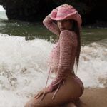 Ekaterina Adushkina Instagram - Это я с ноги врываюсь в вашу ленту спустя месяц детокса от Инсты: 💖✨ Потеряли меня?) Введу вас немножко в контекст своей жизни. Сегодня пошел мой 22й день пребывания на Бали. Компания друзей, с которыми я здесь жила, улетела обратно в Москву в начале неделе, да и я должна была с ними. Но я приняла самое спонтанное и странное решение в своей жизни и продлила свое пребывание здесь. Я решила пойти за мурашками. За чувствами. Что я раньше никогда не делала! Осталась я тут всего лишь на 5 дней. Из чего сейчас состоит мой день тут? 🧘🏼‍♀️Йога/силовая тренировка в зале. Тут впервые начала практиковать йогу, ну сами понимаете, обстановка обязывает))) и оказывается, это пипец как сложно. Любимые студии: 📍Samadiyogacanggu 📍Changguyogacentre 💆🏼‍♀️Массаж! Да каждый день я стараюсь выделить время на тело. Тем более здесь массаж невероятный и относительно дешевый. Обычно беру массаж лица и ног одновременно - мечтааа 📍Jamu Spa Bali 📍AMO SPA 🎶Написание песен. Даааа, я начала сама писать! И Это то, ради чего по большей части я осталась здесь. Обычно я еду к океану, сажусь с блокнотиком в укромном местечке и просто выблевываю все мысли на бумагу. Интересный этап, посмотрим, что из этого получится)))) Ph: @karpjr Style: @tomazinka Canggu - Bali - Indonesia